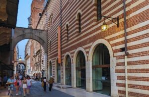 Dante in Verona: From Inferno to Paradise - Piazza San Fermo: Where the Tour Finds Its Voice