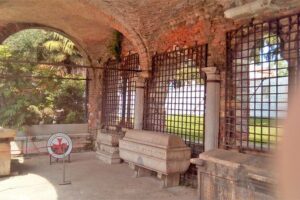 Dark Historical Verona Walking Tour - Sinagoga di Verona: a difficult WWII chapter close to where people lived