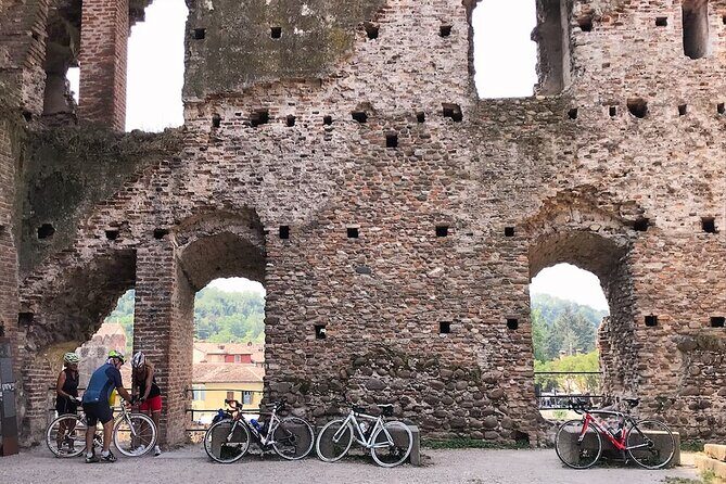 E-bike adventure among medieval castles and old villages - Scalinger Castle: see the Shakespeare backdrop up close