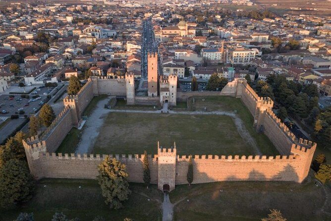 E-bike adventure among medieval castles and old villages - Small group size and English guiding: how you get a better day out of it