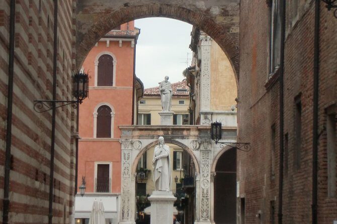 Hidden Verona at Sunset - evening walking tour - The guide makes the difference: expect clear explanations and flexible pacing