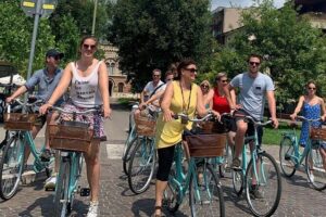 Highlights and hidden gems Verona Bike Tour - Stop 1: Arena di Verona in Piazza Bra
