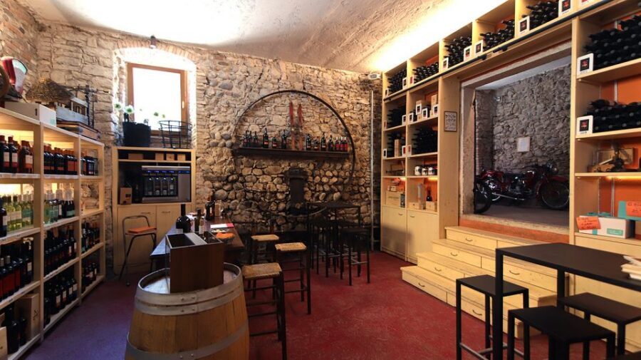 Lazise: Historical Center Wine Tasting Tour - Food pairing: Garda olive oil, cold cuts, cheese, and bread