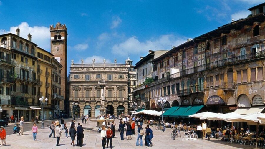 Verona Audioguide - TravelMate app for your smartphone - Basilica of Santa Anastasia: keep listening, keep comparing