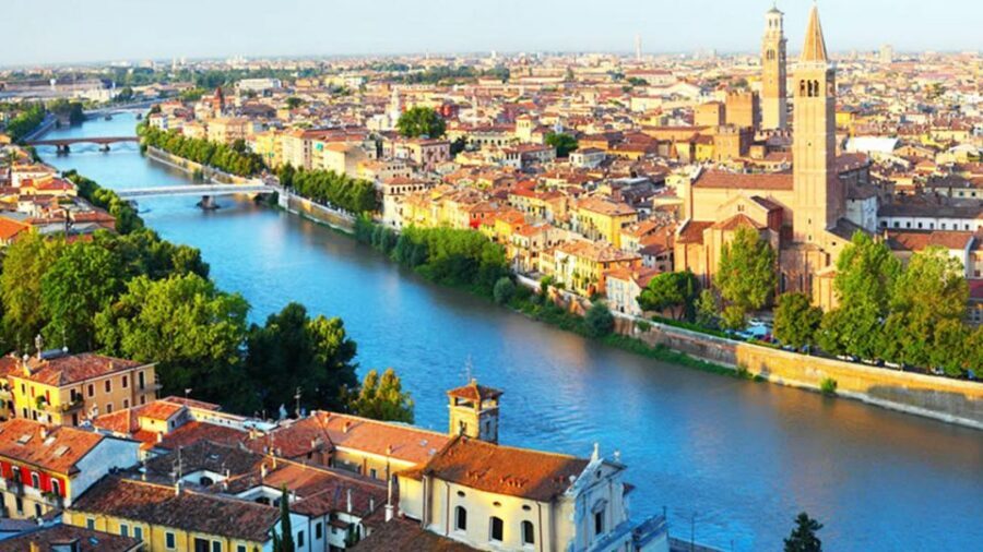 Verona Audioguide - TravelMate app for your smartphone - Verona Cathedral: using audio to make sense of the Old Town