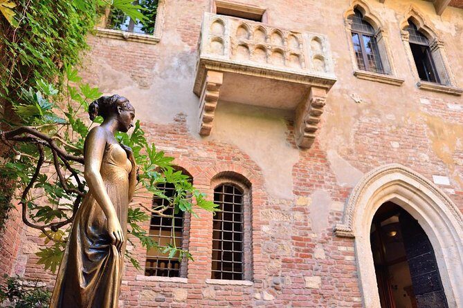 Verona by Moonlight: A Nighttime Path Through History and Romance - Stop 1: Piazza delle Erbe and the Fresco-Filled Start
