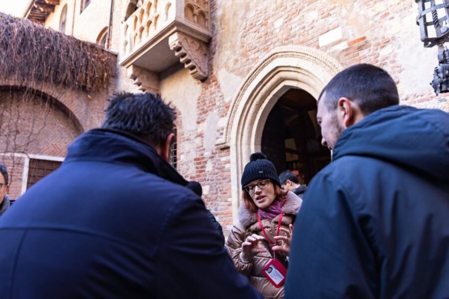 Verona: City Highlights & Street Food Walking Tour - Starting at Farmacia Internazionale: A Smart 4-Hour Rhythm