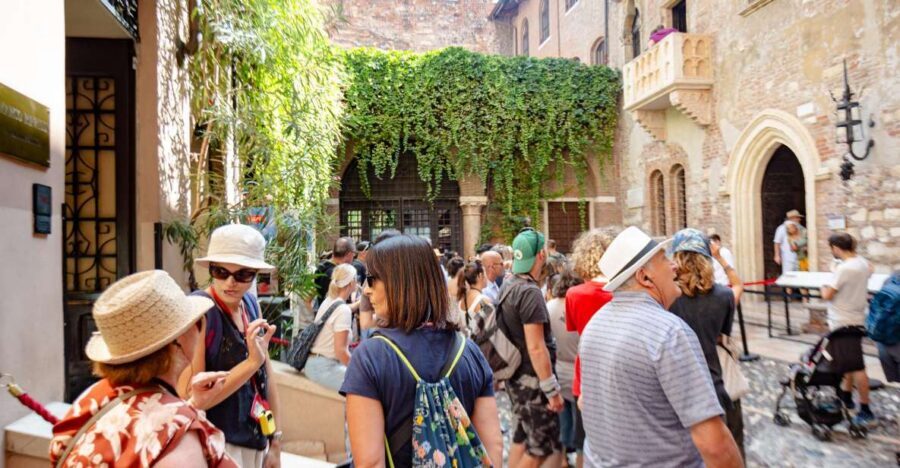 Verona: City Highlights & Street Food Walking Tour - Fego Pasticceria to Juliet’s House: Sweet Bites and Big Photo Moments