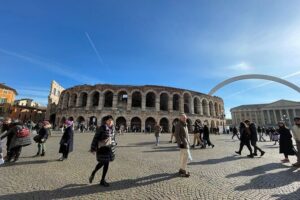 Verona: City Walking Tour with Cable Car Ride & Wine Aperitif - Casa di Giulietta from the outside: balcony photos and good-luck moments
