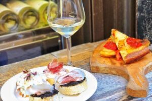 Verona Full Meal & Wine Tasting Walking Tour by Do Eat Better - Via Duomo pasta stop: fresh handmade and local wine