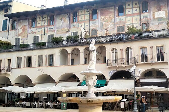 Walking Tour in Verona: 9+ Landmarks with Live Guide - Where you meet in Piazza Erbe (and why that’s smart)